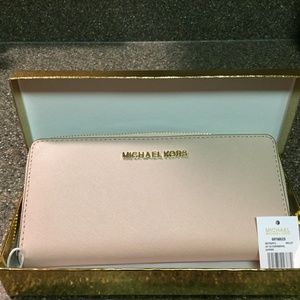 NWT Michael Kors Jet Set Zip Around Leather Wallet
